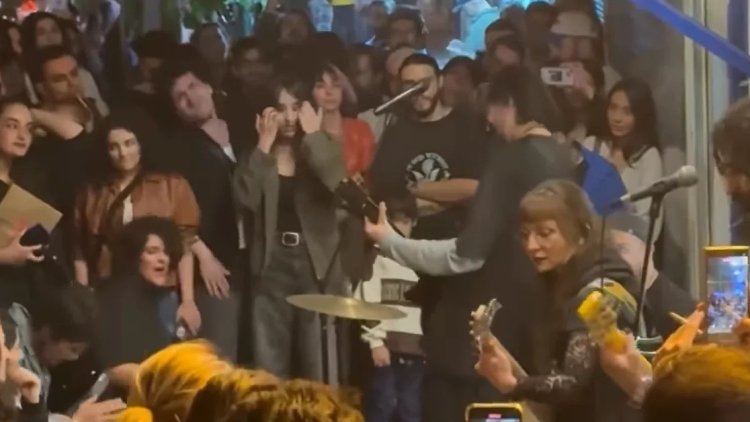 Yasağa rağmen konserlerde başörtüsüz kadınlar İran’da yeni bir dönemin sinyalini veriyor