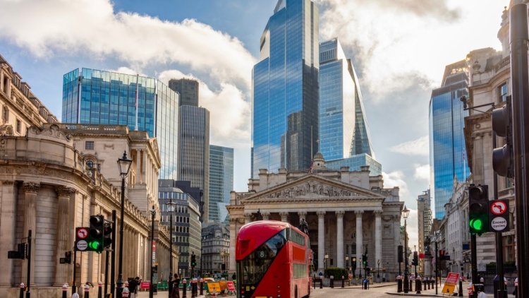 İngiltere ekonomisi üst üste ikinci ay daraldı