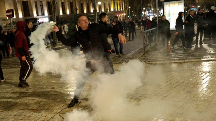 Arnavutluk'ta hükümet karşıtı protestolar sırasında polisle çatışmalar yaşandı