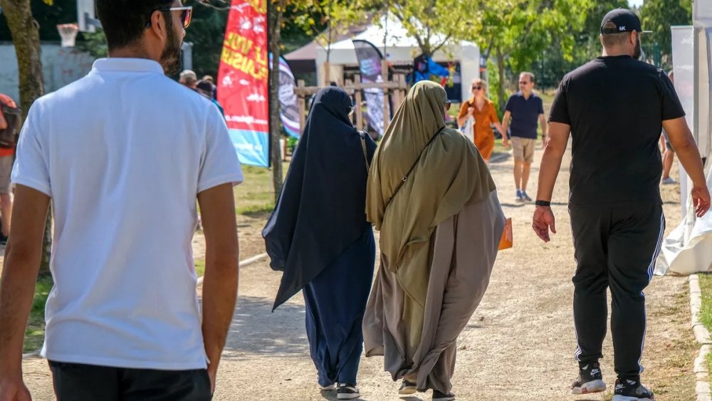 https://www.mikro-makro.net/fransada-laiklik-krizi-yaratan-rapor-musluman-kardesler-okullari-ve-mahalleleri-ele-geciriyor