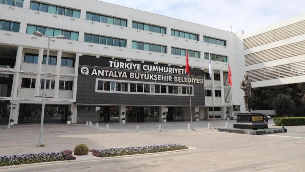 https://www.mikro-makro.net/chpli-antalya-buyuksehir-belediye-baskani-muhittin-bocek-de-gozaltina-alindi