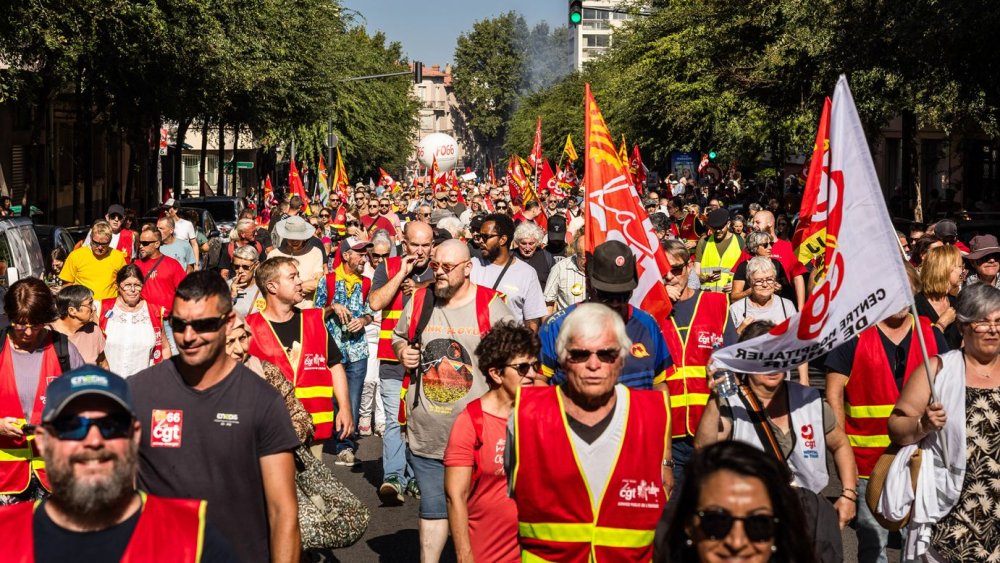https://www.mikro-makro.net/fransa-genelinde-yuz-binlerce-kisinin-katildigi-protesto-gosterileri-ve-grevler-basladi