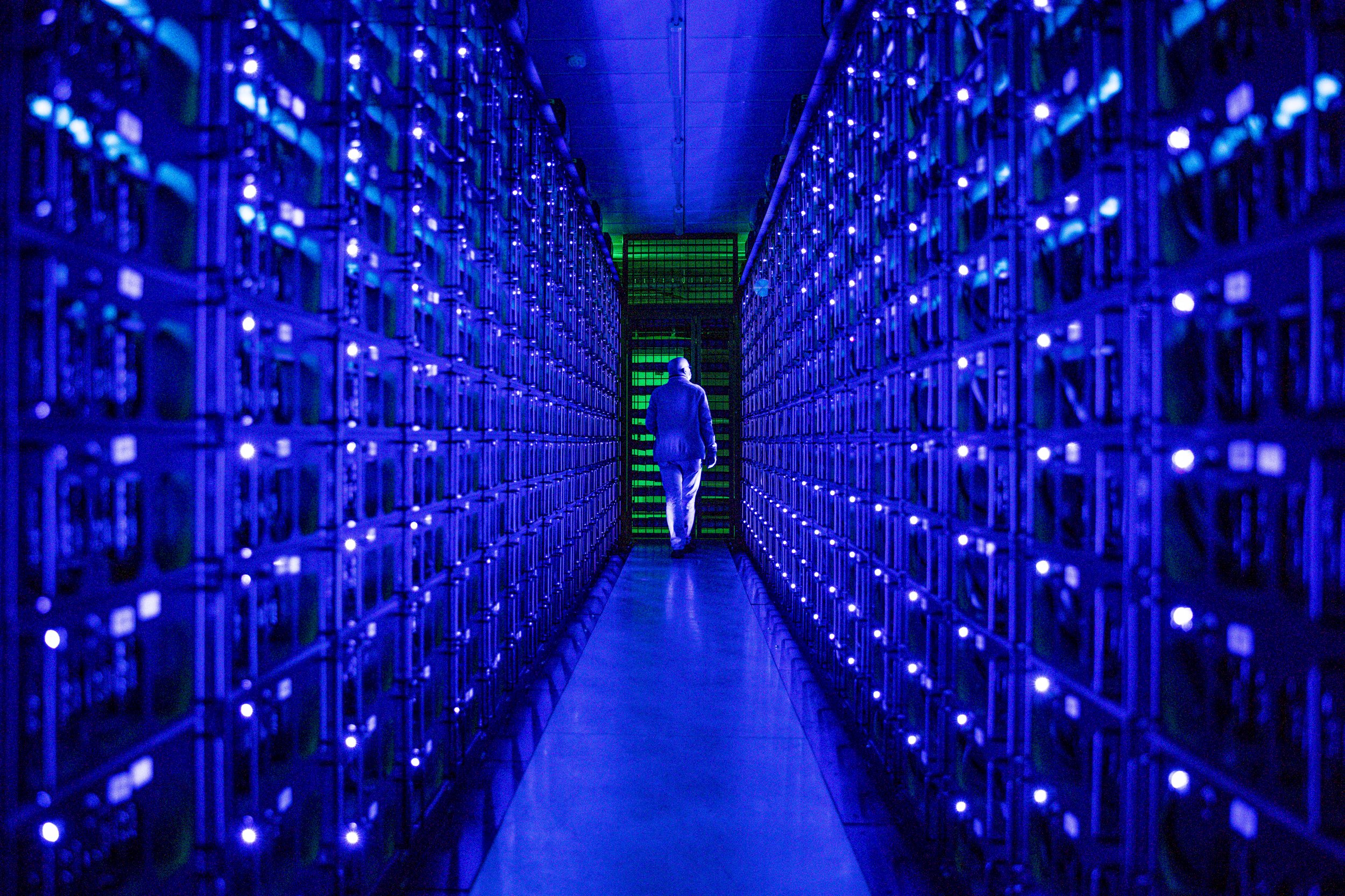 Хранилище данных. Добыча угля. Сервера амазон. Бурение шпуров атлас копко. Майнинг ферма неон.