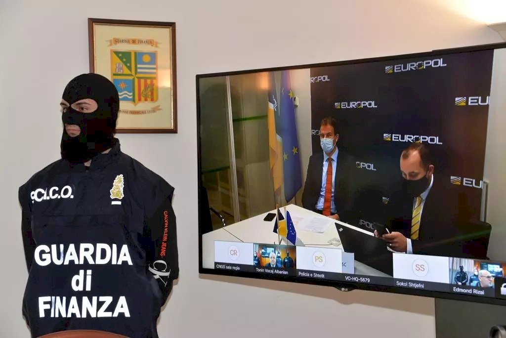 Türkler de var: Europol göçmen ticareti yapan şebeke üyelerini tutukladı