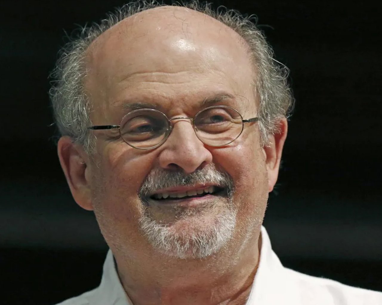 Saldırıya uğrayan yazar Salman Rüşdi artık konuşabiliyor