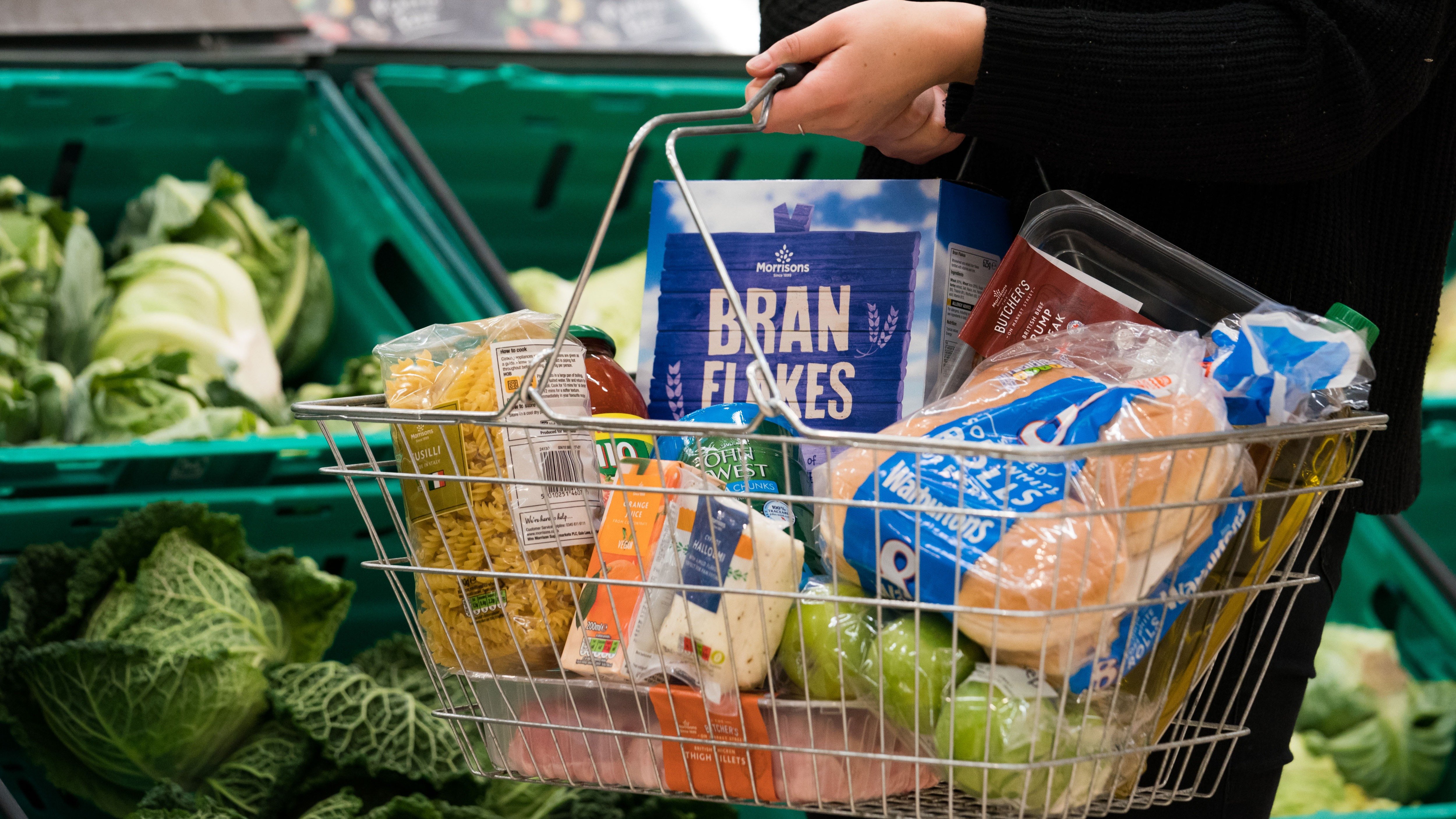 Late market. Zigan aldi. Пенсионеры покупают овощи. Stocked in the store. Late market.