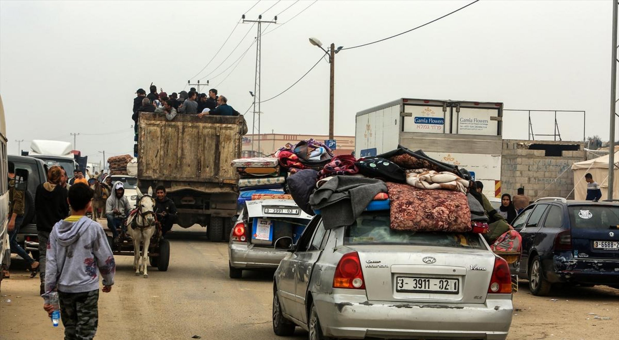 On binlerce Filistinli Han Yunus’tan kaçmaya çalışıyor