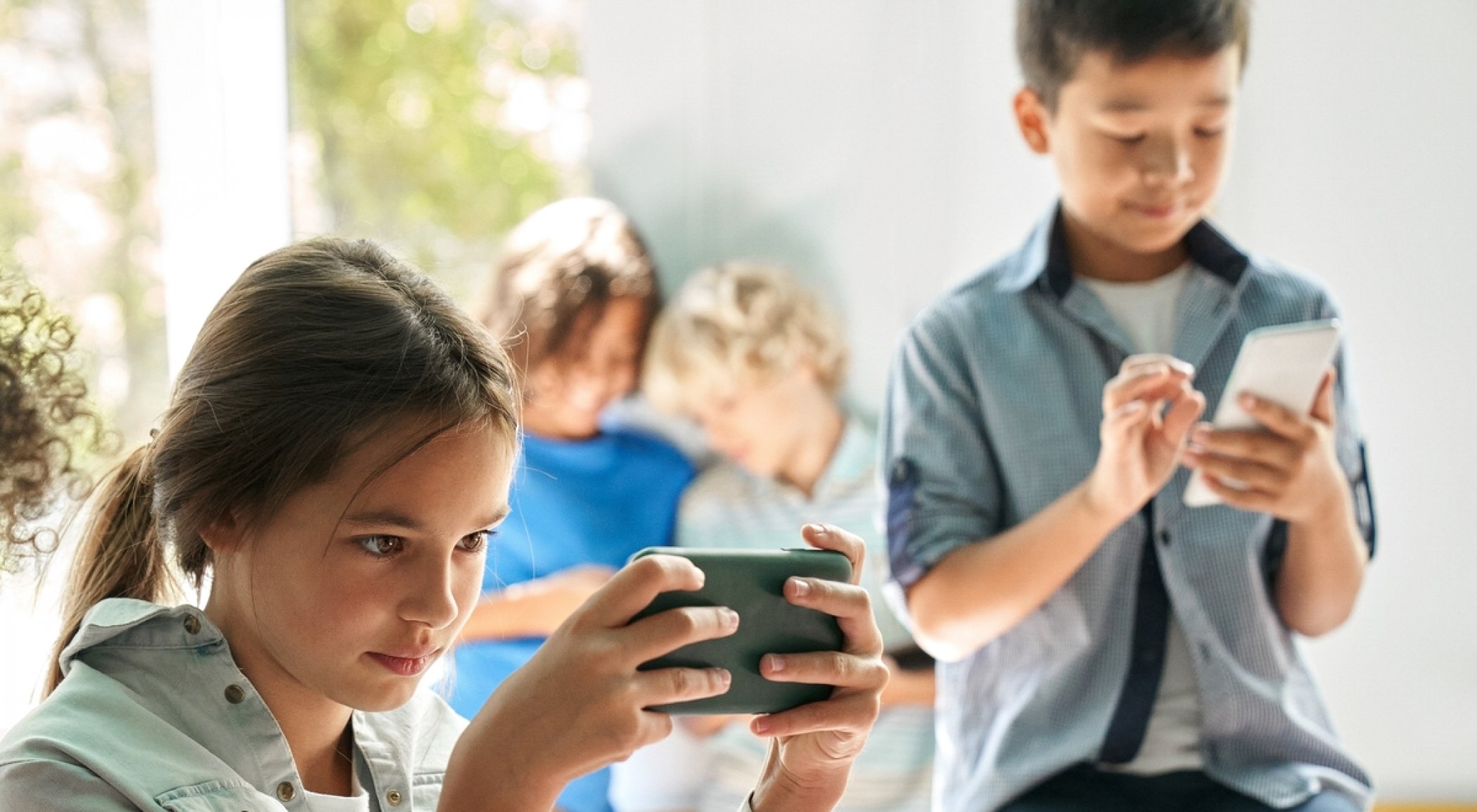 Fransa: 15 yaş altı çocuklara okullarda cep telefonu yasağı başlatılıyor