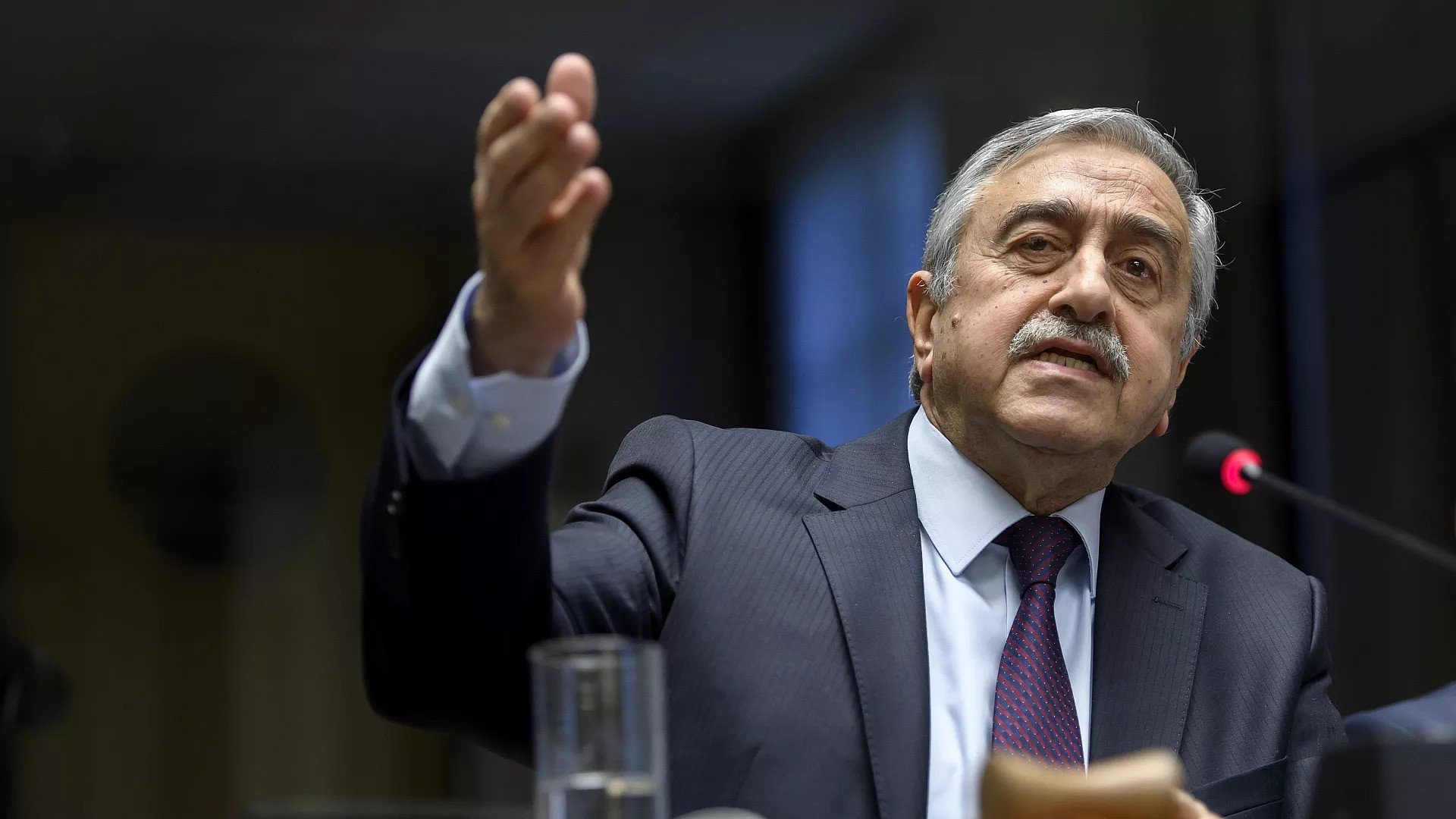 Yazdığı yazıdan ötürü yargılanacak Ali Kişmir’e 4. Cumhurbaşkanı Akıncı’dan destek