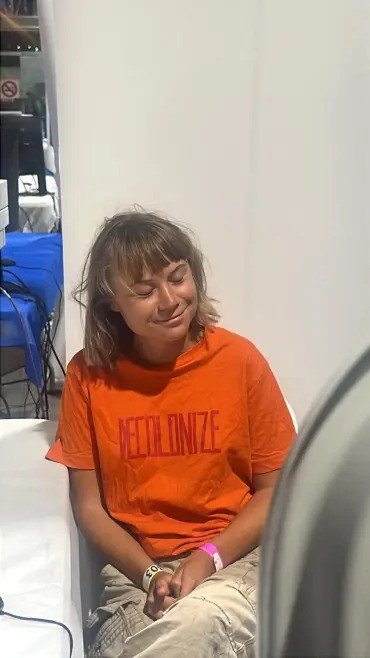 İsrail, Greta Thunberg’i bitlerle dolu hücrede alıkoymak ve bayrak tutmaya zorlamakla suçlanıyor