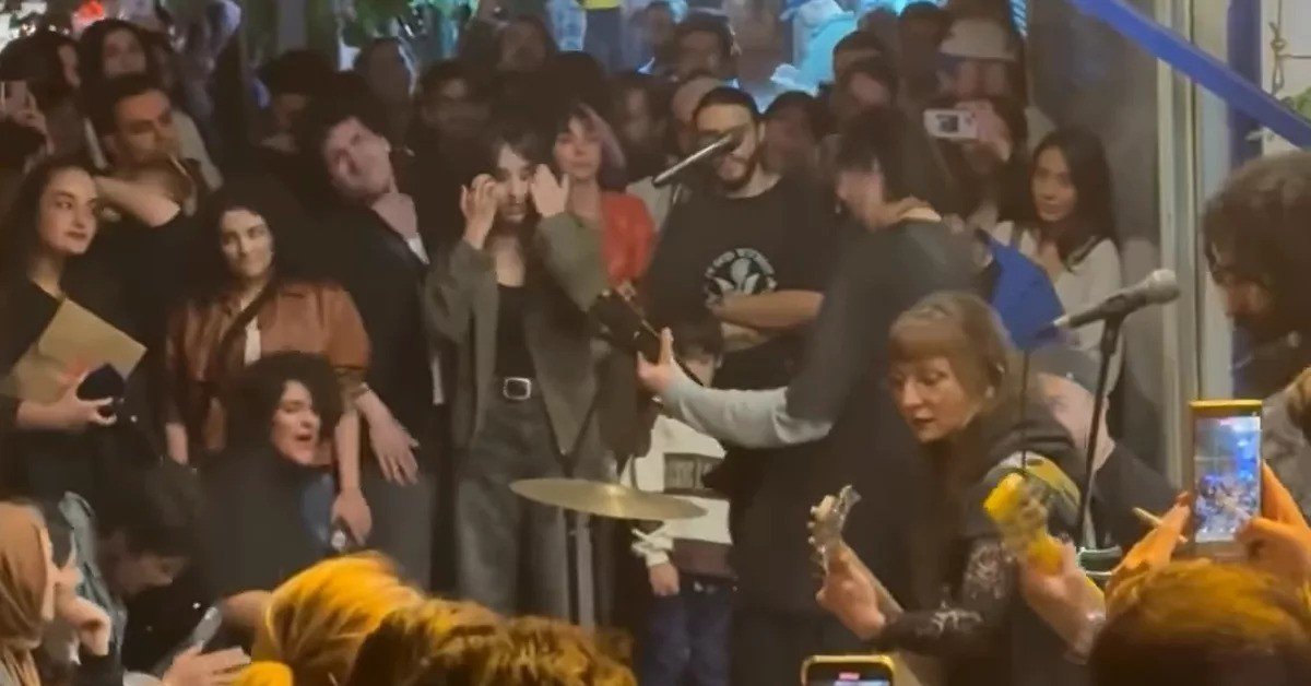Yasağa rağmen konserlerde başörtüsüz kadınlar İran’da yeni bir dönemin sinyalini veriyor