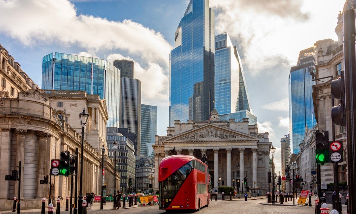 İngiltere ekonomisi üst üste ikinci ay daraldı