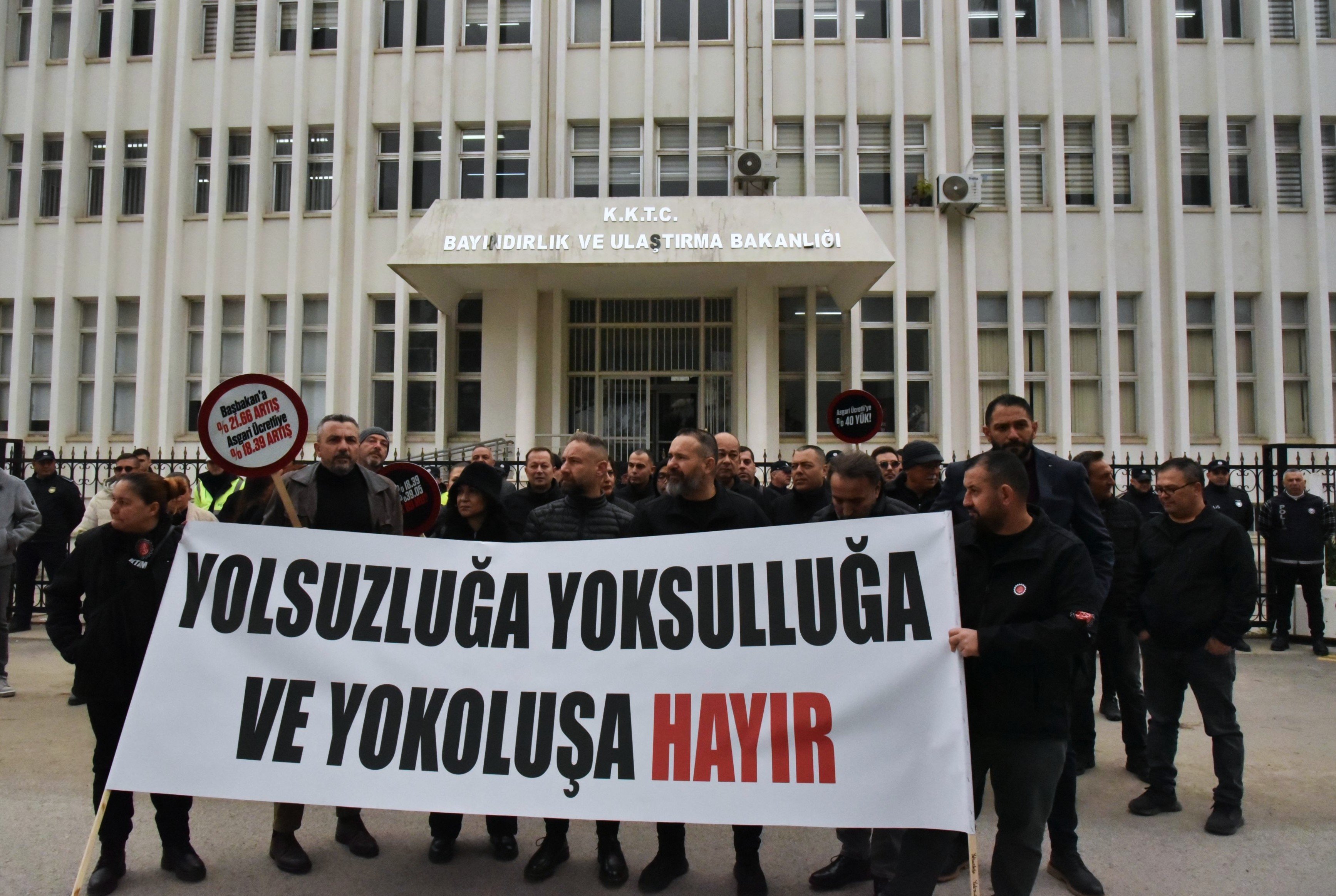 Kamuda yetkili beş sendikadan Bayındırlık ve Ulaştırma Bakanlığı önünde eylem