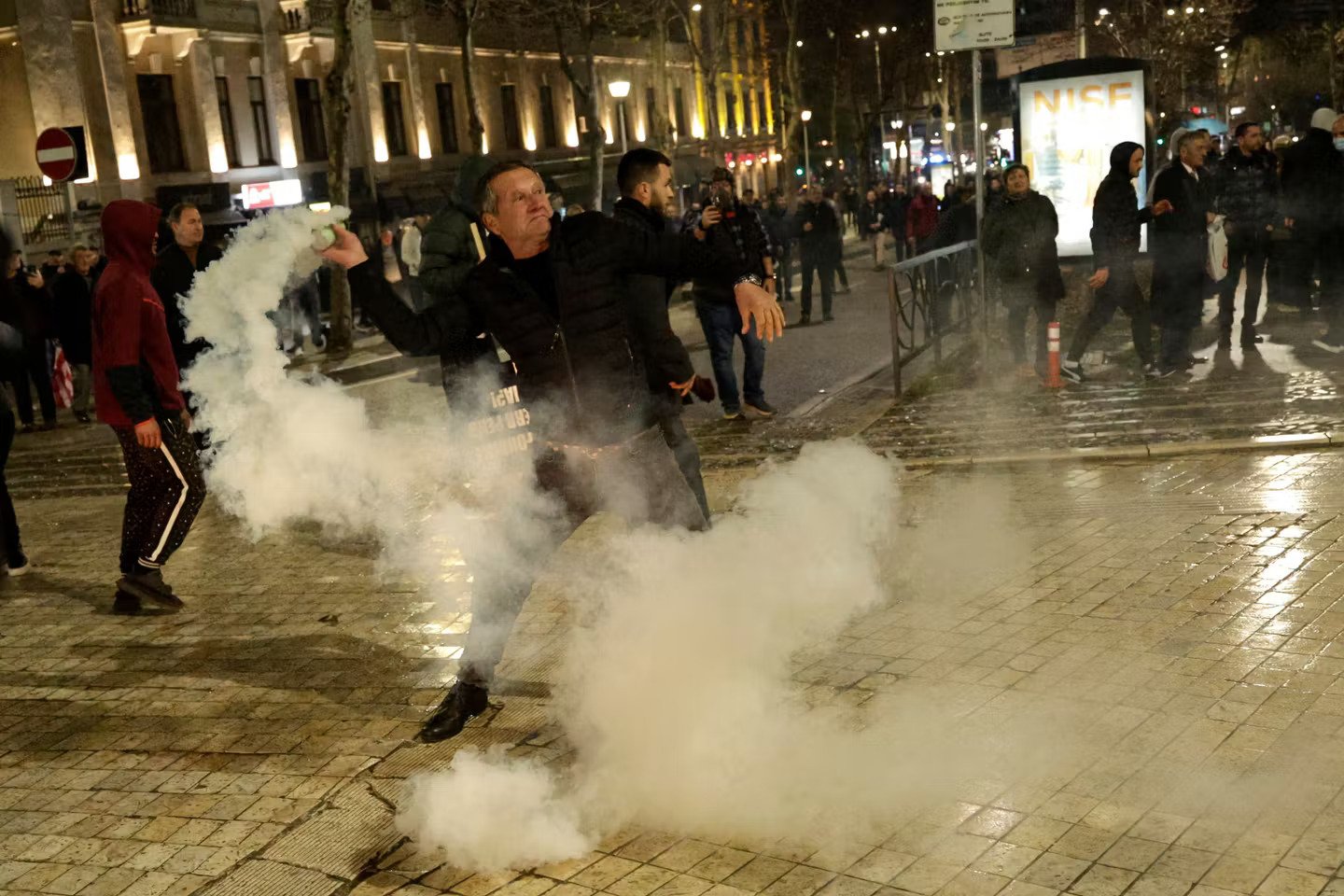 Arnavutluk'ta hükümet karşıtı protestolar sırasında polisle çatışmalar yaşandı