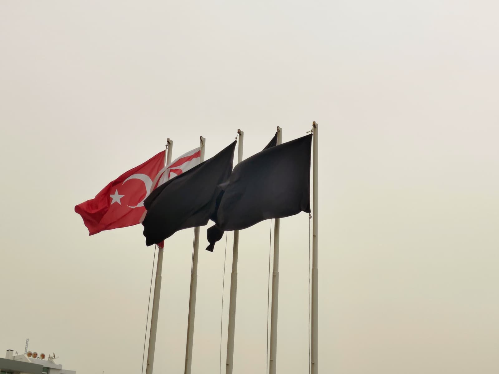 Kıbrıs Türk Tabipleri Birliği’ne 3 siyah bayrak çekildi